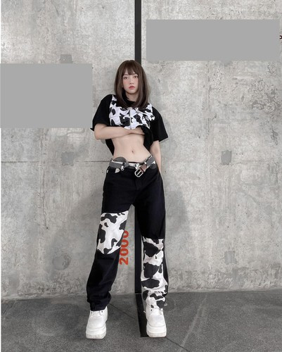 Từ ăn mặc hở hang, cho đến đi đứng, ăn nói kém duyên… chuyện gì của hot girl Lê Bống cũng có thể bị "ném đá" tả tơi.