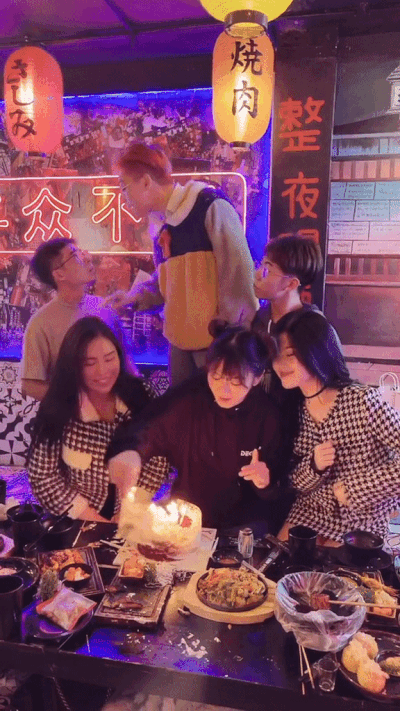 Mới đây, hot girl TikTok Lê Bống ại thêm một lần bị netizen không tiếc lời chê bai bởi hành động "bóc seal" chiếc bánh kem và cầm thìa xúc ăn ngon lành trong clip sinh nhật một người bạn.