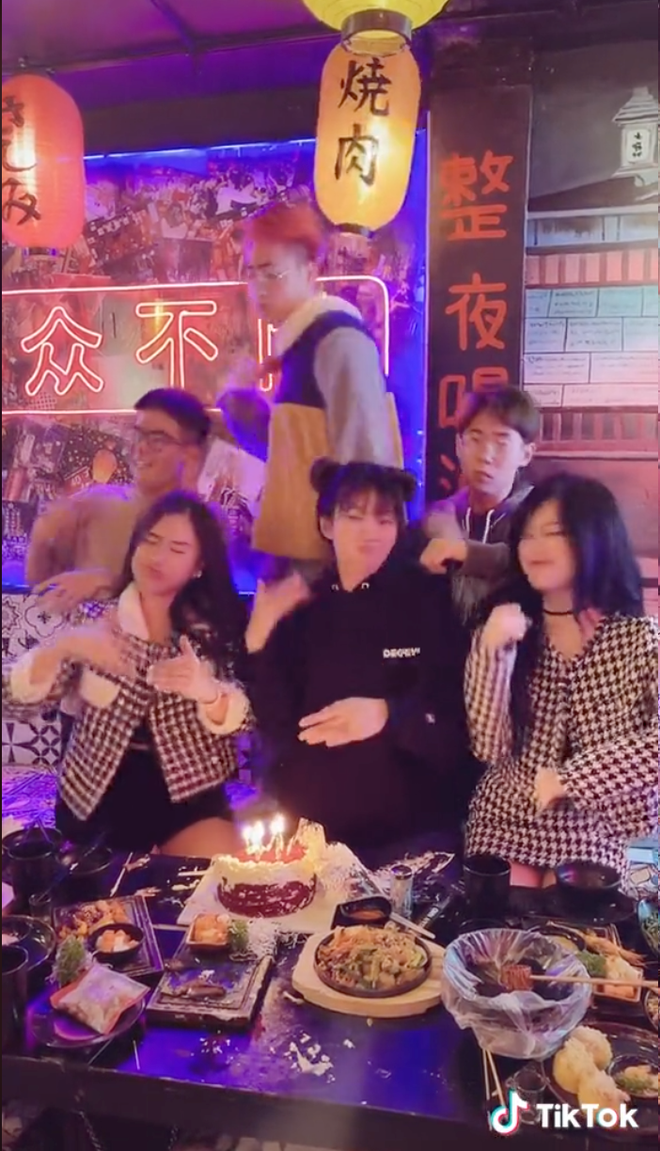 Thế nhưng, một netizen nhanh mắt soi được chiếc bánh kem đã được dùng hết 1/2 từ trước, hành động của Lê Bống chủ yếu là diễn để quay video cho vui cùng bạn bè thôi.