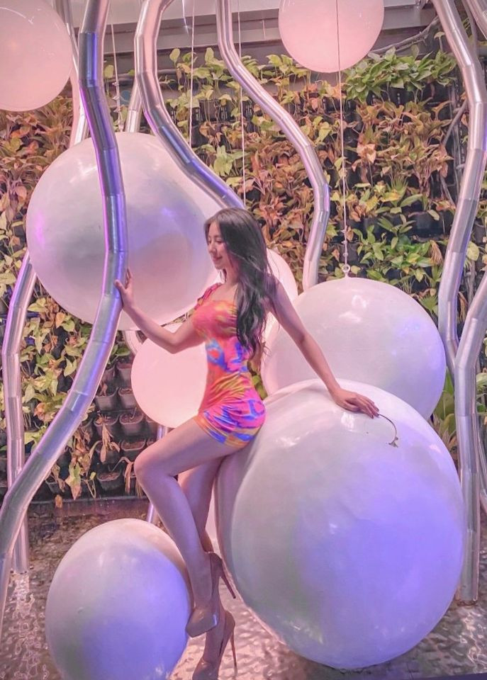 Ở lần lên sóng gần đây nhất, Bảo Chi diện trang phục màu mè khoe đôi chân dài miên man nhìn vô cùng quyến rũ.