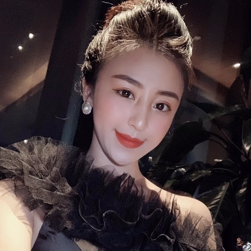 Bảo Chi viết: "Tôi đang mắc kẹt giữa 2 triết lý sống: "Hãy tiết kiệm khi còn trẻ" và "Ta chỉ sống một lần trong đời'".