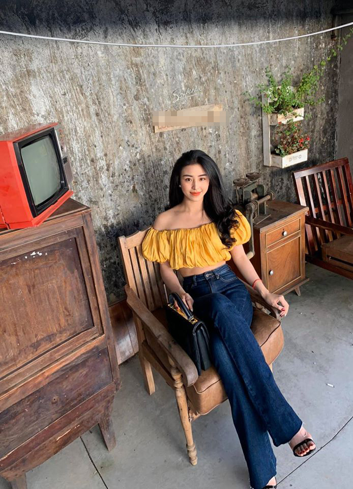 Đến tháng 8/2018, dân mạng tiếp tục lan truyền hình ảnh "ăn chơi thả cửa" được cho là của Bảo Chi tại một quán bar. Trong ảnh, hot girl bán hàng rong trang điểm đậm, ăn mặc quyến rũ khiến ai cũng bất ngờ.