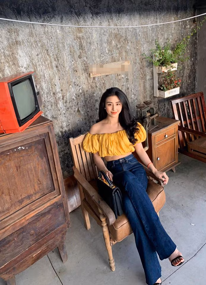 Đến tháng 8/2018, dân mạng tiếp tục lan truyền hình ảnh "ăn chơi thả cửa" được cho là của Bảo Chi tại một quán bar. Trong ảnh, hot girl bán hàng rong trang điểm đậm, ăn mặc quyến rũ khiến ai cũng bất ngờ.