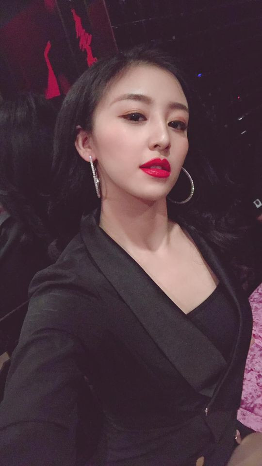 Cụ thể, hot girl bánh tráng trộn cho biết: "Đó là một người bằng tuổi tôi nên cả hai khá hợp nhau về tính cách. Chúng tôi đã quyết định cùng nhau xuống TP. HCM lập nghiệp. Để duy trì cuộc sống, tôi quyết định bán một vài đặc sản của quê nhà và được rất nhiều người ủng hộ. Còn về loạt ảnh ở bar, đó không phải tôi nên mong mọi người đừng nhắc về chuyện này nữa".