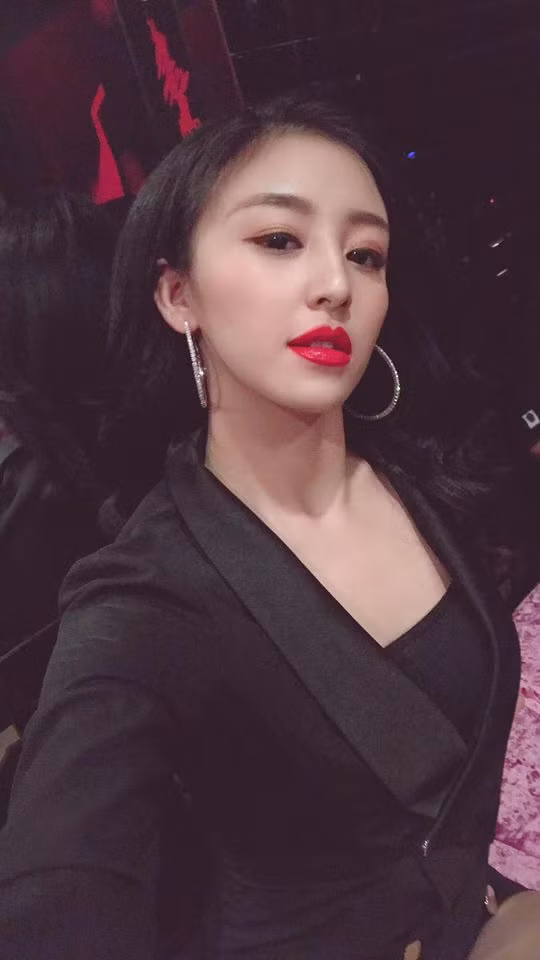 Cụ thể, hot girl bánh tráng trộn cho biết: "Đó là một người bằng tuổi tôi nên cả hai khá hợp nhau về tính cách. Chúng tôi đã quyết định cùng nhau xuống TP. HCM lập nghiệp. Để duy trì cuộc sống, tôi quyết định bán một vài đặc sản của quê nhà và được rất nhiều người ủng hộ. Còn về loạt ảnh ở bar, đó không phải tôi nên mong mọi người đừng nhắc về chuyện này nữa".