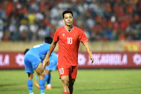 Tuy nhiên, kể từ thời HLV Park Hang Seo, Văn Quyết không còn là cái tên được lựa chọn hàng đầu. Dù vậy, mỗi lần lên tuyển, anh đều để lại những dấu ấn đậm nét, đáng nhớ nhất là hành trình giành chức vô địch AFF Cup 2018, và lọt vào top 4 ASIAD 18 cùng Olympic Việt Nam.