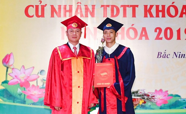 Cách đây ít lâu, Văn Quyết đã hoàn thành khóa học cử nhân TDTT tại ĐH TDTT Từ Sơn - Bắc Ninh.