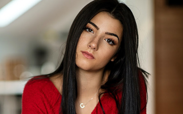 Trước khi nổi tiếng trên TikTok, D'Amelio là một vũ công. Cô tập luyện bộ môn khiêu vũ thể thao từ năm 3 tuổi.