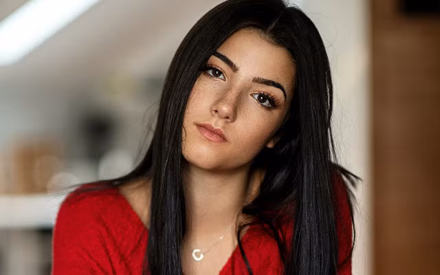 Trước khi nổi tiếng trên TikTok, D'Amelio là một vũ công. Cô tập luyện bộ môn khiêu vũ thể thao từ năm 3 tuổi.