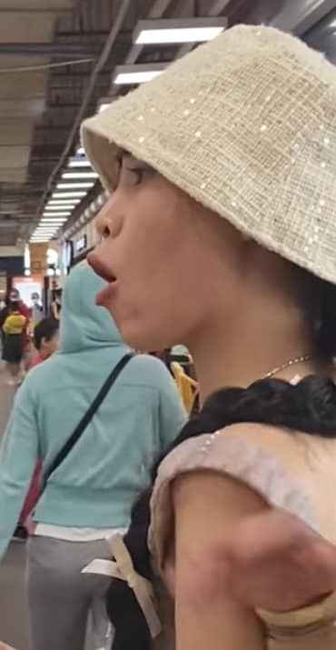 Cụ thể, chia sẻ hình ảnh thay đổi của bản thân, hé lộ việc can thiệp dao kéo, Thơ Nguyễn công khai chuyện đã nâng mũi để thêm tự tin với nhan sắc của mình.