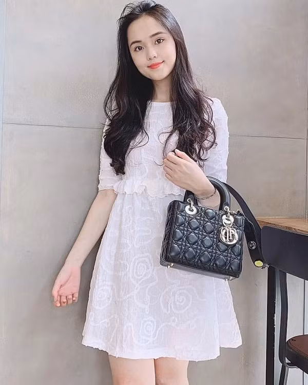 Hẹn hò nhiều năm mới về chung một nhà, Quỳnh Anh sau khi cưới Duy Mạnh vẫn duy trì tình cảm mặn nồng như thuở mới hẹn hò, bắt đầu yêu đương nồng cháy. Cô nàng là một trong những nàng bạn gái cầu thủ Việt sở hữu ngoại hình tựa hot girl, có style vô cùng "bánh bèo", nữ tính.