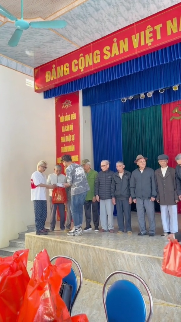 Công việc mang lại số tiền lớn lại bận rộn nên khoảng năm 4 Đại học, Phạm Thoại đã quyết định thôi học và đi làm.