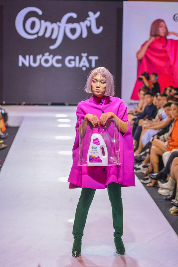 Số tiền trong nhà cứ dần cạn kiệt, bố mẹ từng khuyên Phạm Thoại nghỉ học tại trường Đại học Mỏ - Địa chất nhưng anh gay gắt phản đối và tự làm đủ mọi việc để kiếm tiền học như nhân viên siêu thị, bảo vệ, phát tờ rơi, bán quần áo,...