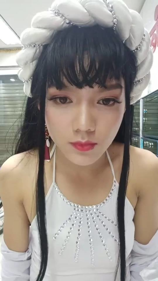 Thời điểm đó, gia đình Phạm Thoại gần như nghèo nhất trong làng. Những ngày miền Bắc mưa to gió lớn hay mùa đông lạnh gió, cả nhà chỉ biết co ro bên trong ngôi nhà đã rơi vỡ những mảnh tường.