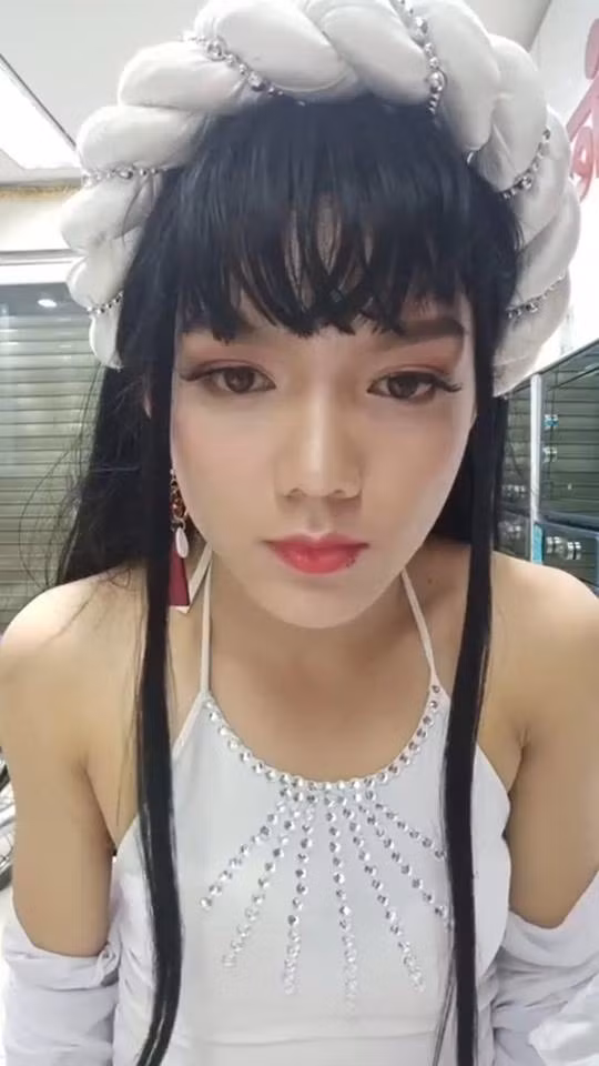 Thời điểm đó, gia đình Phạm Thoại gần như nghèo nhất trong làng. Những ngày miền Bắc mưa to gió lớn hay mùa đông lạnh gió, cả nhà chỉ biết co ro bên trong ngôi nhà đã rơi vỡ những mảnh tường.