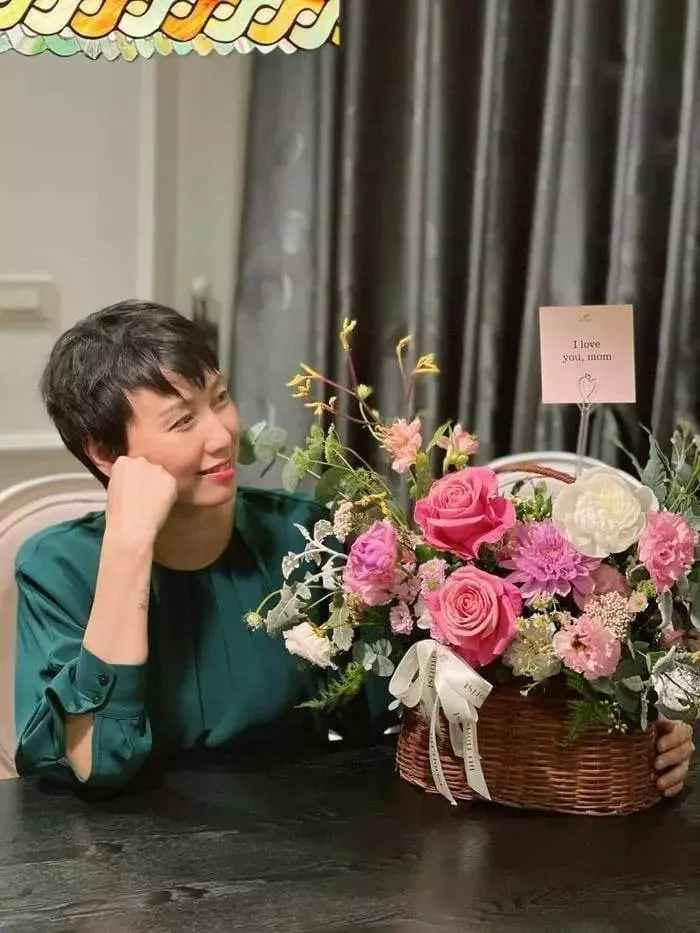 Bởi việc duy trì được vóc dáng thon thả cùng vẻ ngoài trẻ trung, tươi tắn như cô Mai Doan ở độ tuổi U50 là điều không hề dễ dàng.