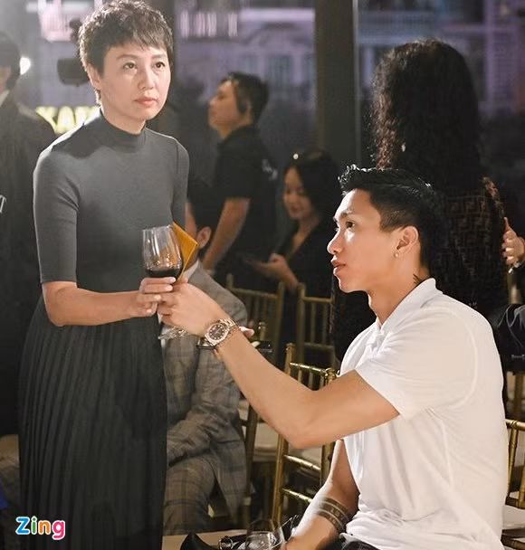 Đặc biệt cô Mai Doan rất chăm luyện tập thể dục thể thao, nhất là bộ môn yoga bay.