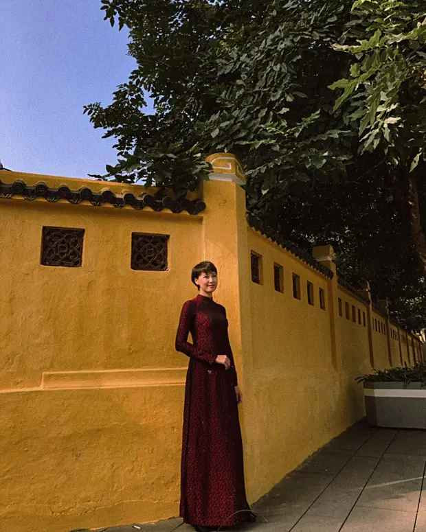 Cộng thêm việc ưu tiên phong cách ăn mặc sang trọng, thời thượng, nên mẹ Doãn Hải My lúc nào cũng xuất hiện với vẻ ngoài trẻ hơn tuổi thật rất nhiều.