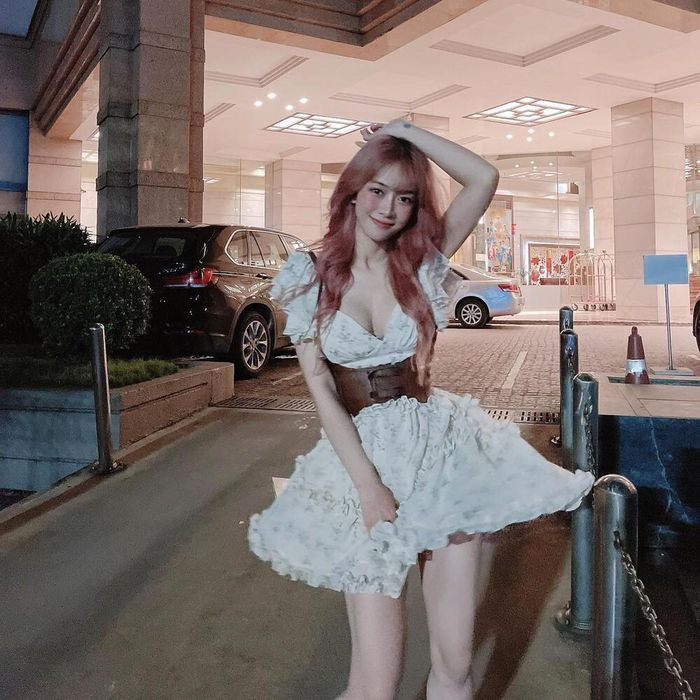 Lê Bống liên tục bị ném đá bởi những hành động và hình ảnh phản cảm của mình.