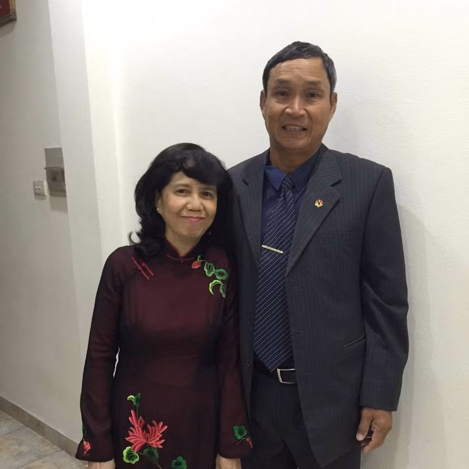 Mới đây nhất, xuất hiện trên chương trình Khách sạn 5 sao của VTV3, HLV Mai Đức Chung đã mang đến cho khán giả câu chuyện vô cùng thú vị của mình cùng với người vợ Phạm Ngọc Uyển. Cả hai đã có những chia sẻ về chuyện tình sau gần 47 năm trở thành bạn đời của nhau.