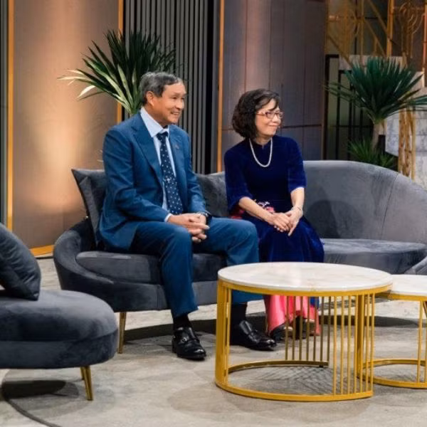 Ban đầu, bố mẹ của cô Uyển cho rằng, ông Mai Đức Chung là một cầu thủ, không có tiền, không thích hợp làm rể. Thế nhưng, bằng sự chân thành, thấy được tình cảm của mình dành cho con gái, ông Mai Đức Chung đã thuyết phục được gia đình cô Uyển đồng ý cho cả hai cưới nhau.