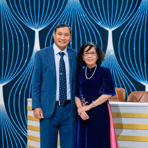 Thời điểm đó, gia cảnh nhà ông Chung rất nghèo, không đủ tiền cưới vợ, chàng cầu thủ trẻ đã mua nan hoa, xích líp xe đạp bán cùng với tháng lương của chàng cầu thủ trẻ tất cả dồn vào để trang trải cho đám cưới.