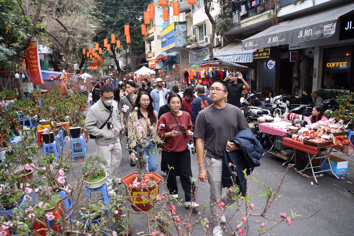 Không chỉ là nơi mua sắm, chợ hoa cổ Hàng Lược còn là điểm đến cho khách du lịch trong nước cũng như nước ngoài khi tới thăm thú Hà Nội ở thời điểm cận Tết.