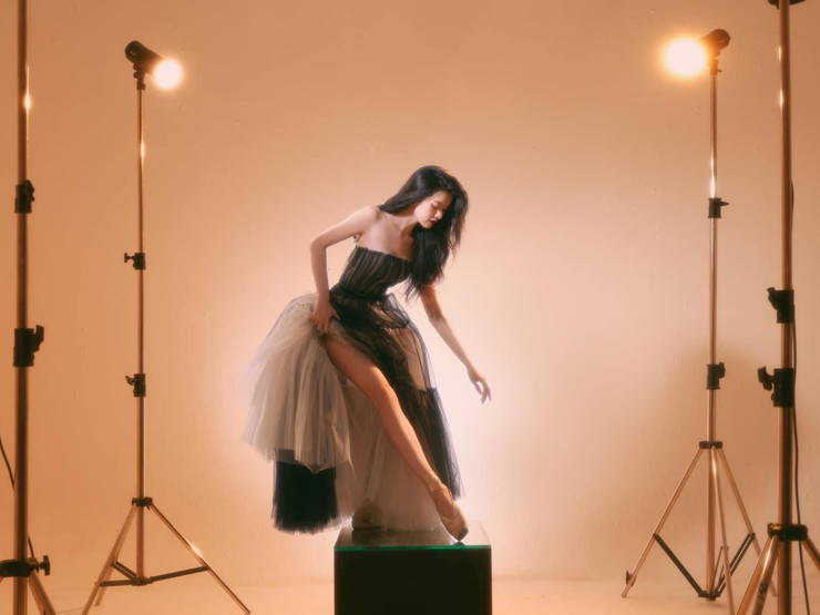 Trên trang cá nhân Yên Đan chăm khoe khoảnh khắc lộ vóc dáng nhỏ nhắn, mềm mại chuẩn diễn viên múa.