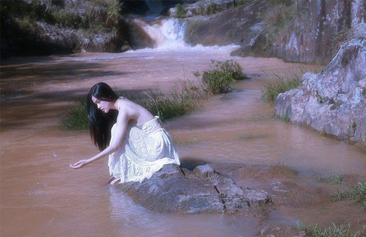 Trước đó, trong bộ hình chụp bên suối, Yên Đan được khen vì body mảnh mai, nét đẹp thuần khiết. Dưới phần bình luận, có khán giả còn gọi cô là "nữ thần tắm suối phiên bản Việt".