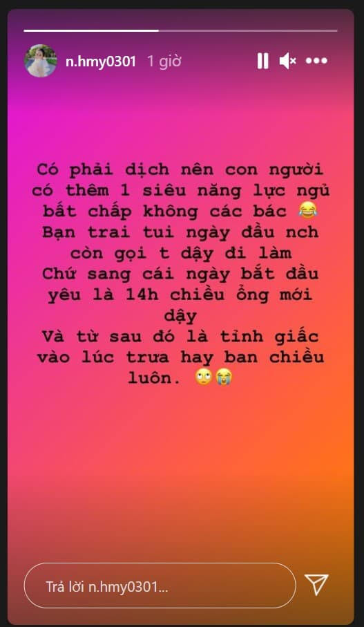Mới đây, Huyền My gây chú ý khi khoe có bạn trai mới. Cụ thể cô nàng viết: "Có phải dịch nên con người có thêm một siêu năng lực ngủ bất chấp không các bác. Bạn trai tui ngày đầu nói chuyện còn gọi tui dậy đi làm. Chứ sang cái ngày bắt đầu yêu là 14 giờ chiều ông mới dậy. Và từ đó là tỉnh giấc vào lúc trưa hay ban chiều luôn".
