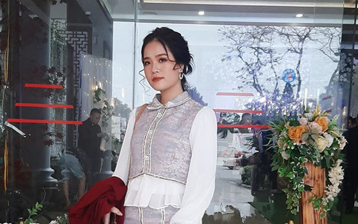 Huyền My từng bị người hâm mộ "ném đá" vì đăng tải dòng trạng thái đá xéo Nhật Lê, tình cũ Quang Hải. Cô nàng cho rằng yêu nhau 2 năm chưa chắc đã sâu đậm nhưng có cặp đôi yêu chỉ 2 tháng đã nhớ nhau cả đời.