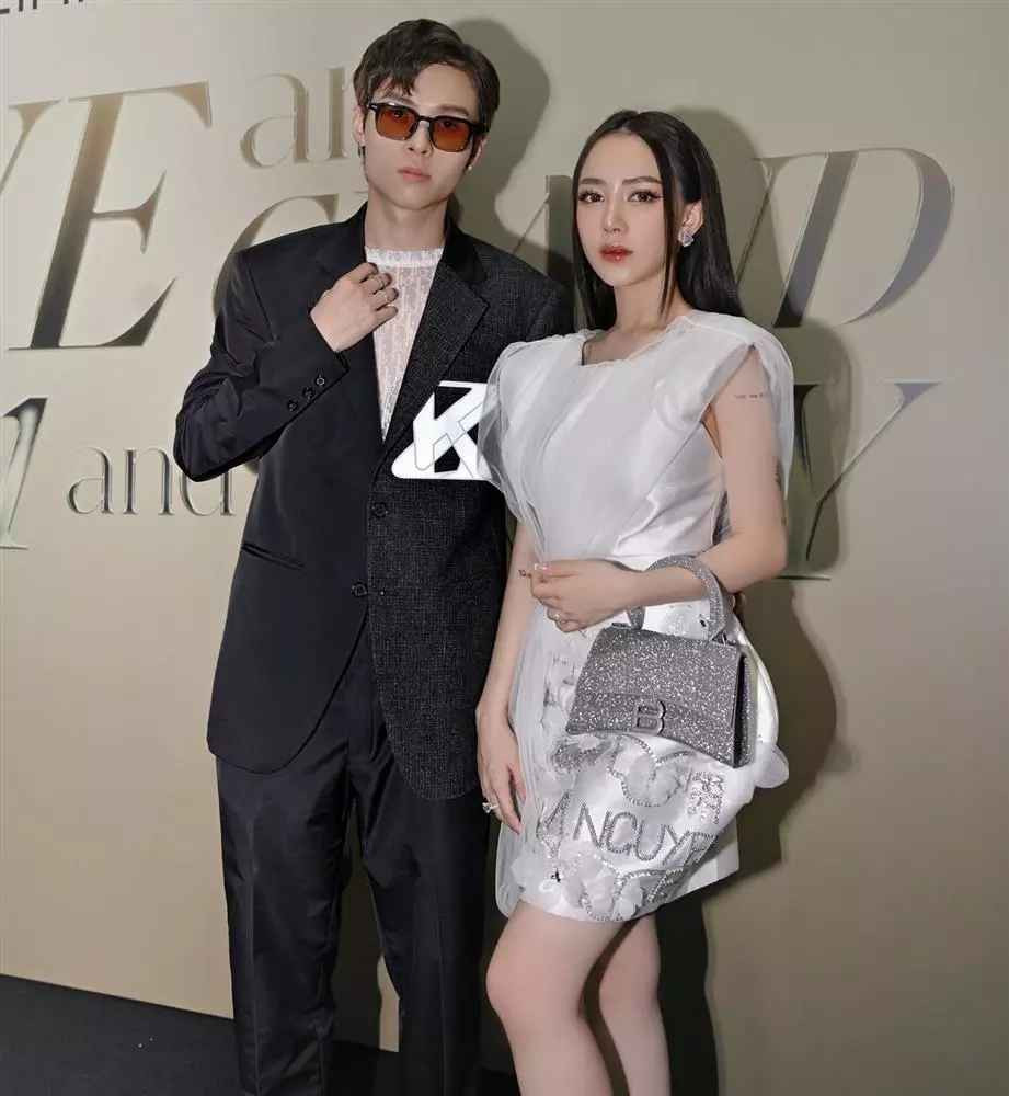 Xuất hiện cùng chồng trong một sự kiện mới đây, Joyce Phạm - con gái đại gia Minh Nhựa gây chú ý với diện mạo lạ lẫm.