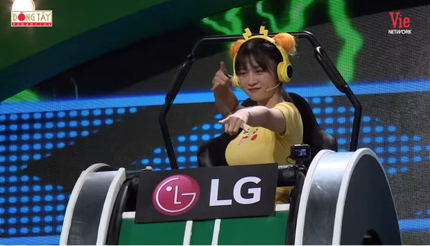 Lê Bống còn nhận về nhiều ý kiến trái chiều khi diện bộ trang phục bị đánh giá phản cảm. Bởi vậy mà nhan sắc của nàng hot girl ở trên mạng và lúc đi show cũng lọt vào tầm ngắm của dân tình.