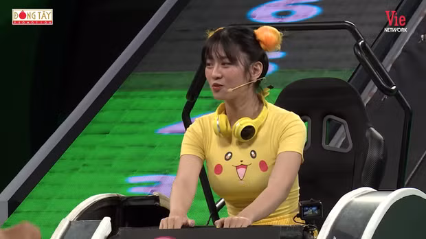 Những ngày qua, hình ảnh của hot girl TikTok Lê Bống xuất hiện trong chương trình "Nhanh như chớp" phủ đầy trên các trang mạng xã hội. Bởi cô nàng diện bộ trang phục "nhạy cảm" lên sóng truyền hình.