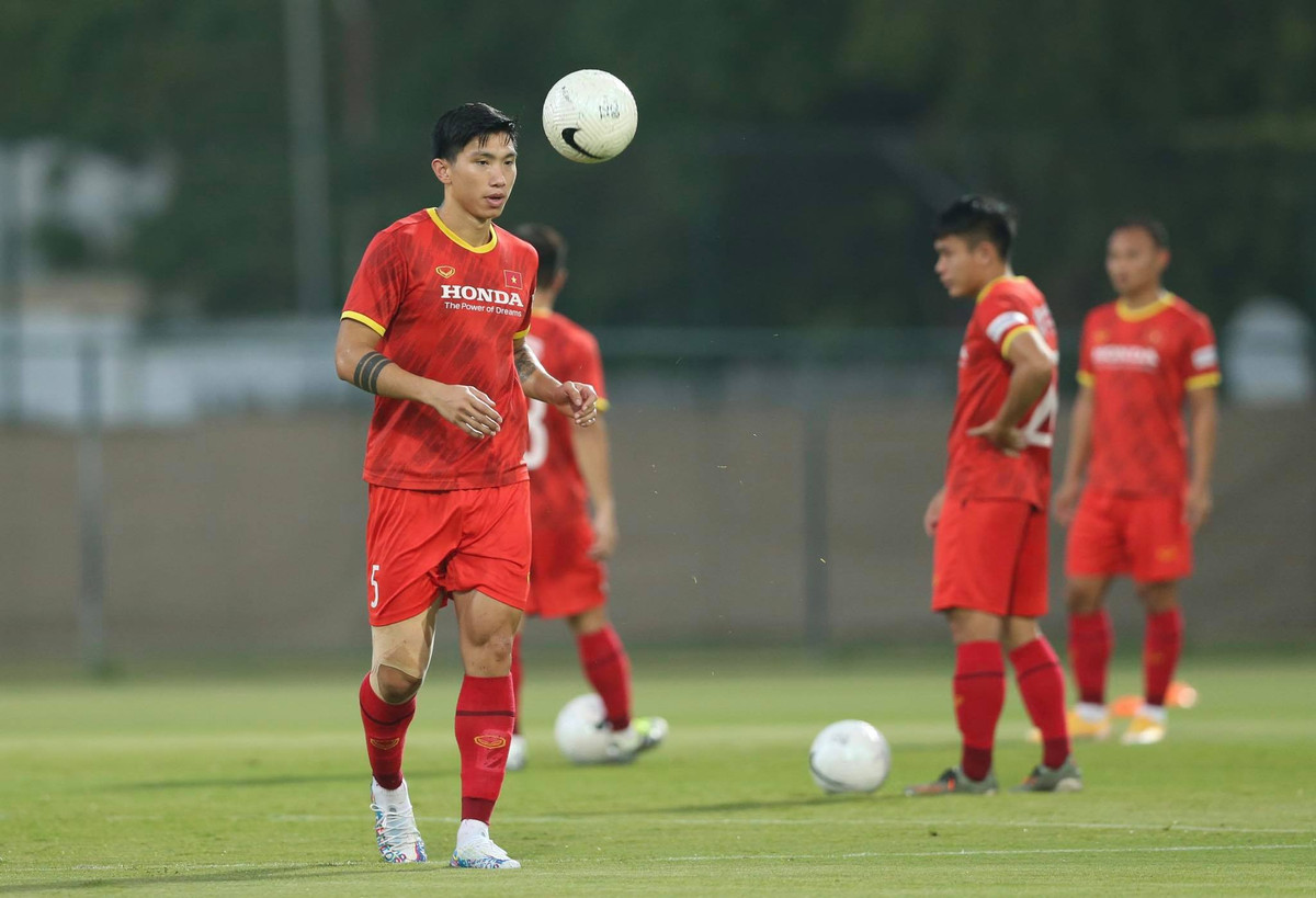 Chẳng bỗng nhiên, dù chỉ được HLV Park Hang Seo tung vào sân ít phút trong trận đấu với Indonesia, Đoàn Văn Hậu khiến mọi livestream lag thêm mấy phần vì lượng bình luận mới tăng lên đột biến. Đa phần đều phải cảm thán trước độ đẹp trai của cầu thủ gốc Thái Bình.
