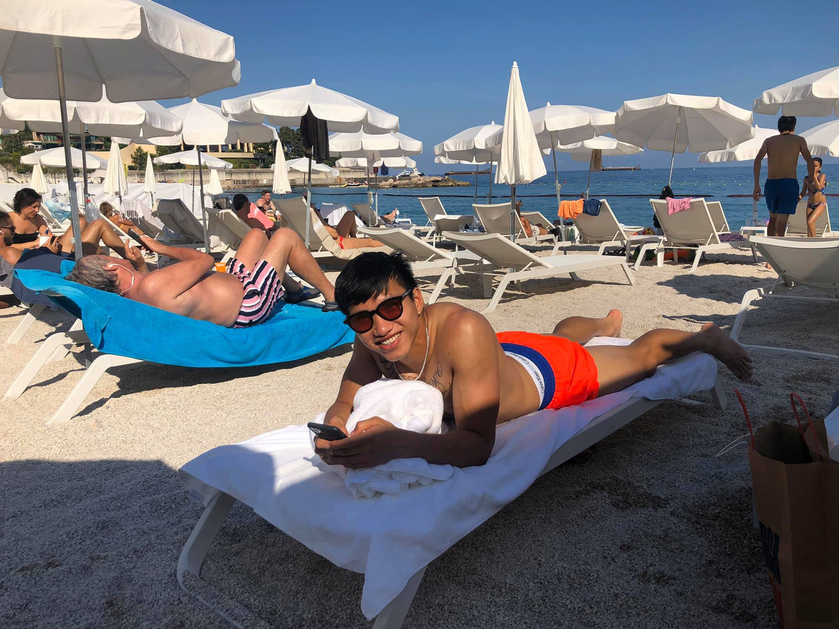 Những hình ảnh của Đoàn Văn Hậu tại châu Âu được dân mạng truyền tay nhau.