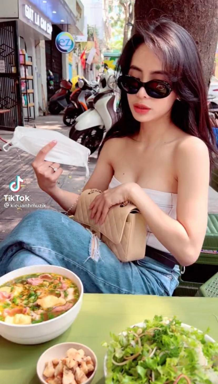 Mới đây, ca nương Kiều Anh đã khiến công chúng trầm trồ khi có màn "lên đồ" đi ăn bún riêu giá vài tỷ. Cụ thể, trong một clip đăng tải trên TikTok chồng người đẹp đã bóc giá những món đồ mà ca nương xinh đẹp này mặc trên người.