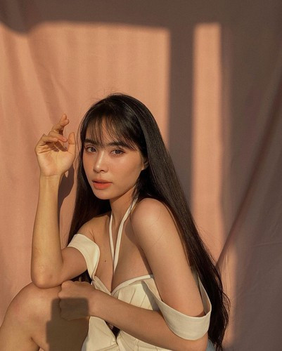 Được biết, sau khi rút lui khỏi sân khấu ca nương Kiều Anh chuyển sang kinh doanh các sản phẩm mẹ và bé. Còn chồng cô - Văn Quỳnh thì đang hoạt động trong ngành giáo dục và cũng có sự nghiệp kinh doanh riêng.