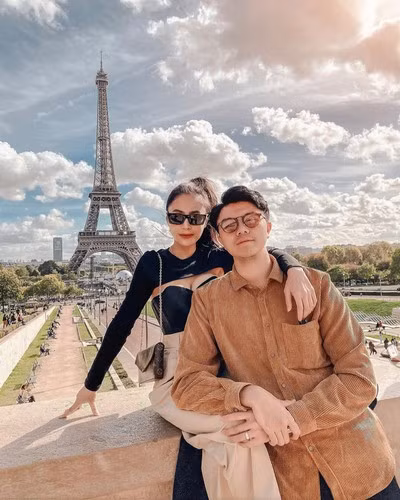 Kiều Anh từng nhiều lần khiến hội chị em ghen tị vì được chồng tặng những món quà sinh nhật đắt đỏ. Đã thế, chồng người đẹp còn rất thương vợ, giúp cô tính toán sổ sách kinh doanh cả đêm mà không than phiền.