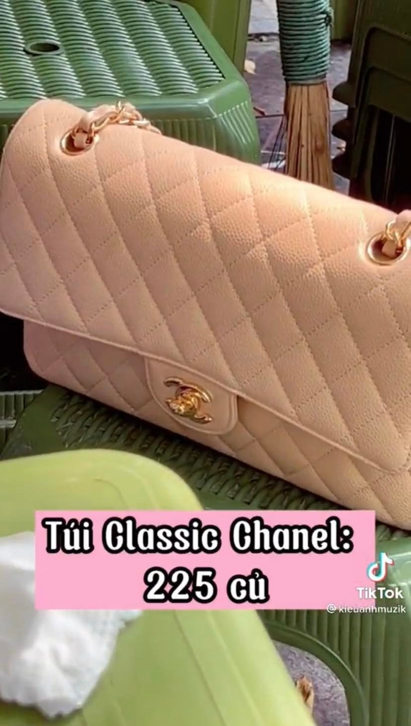 Trên trang cá nhân Kiều Anh vẫn thỉnh thoảng chia sẻ những món đồ đắt đỏ, khiến dân tình nhìn giá mà chóng mặt.