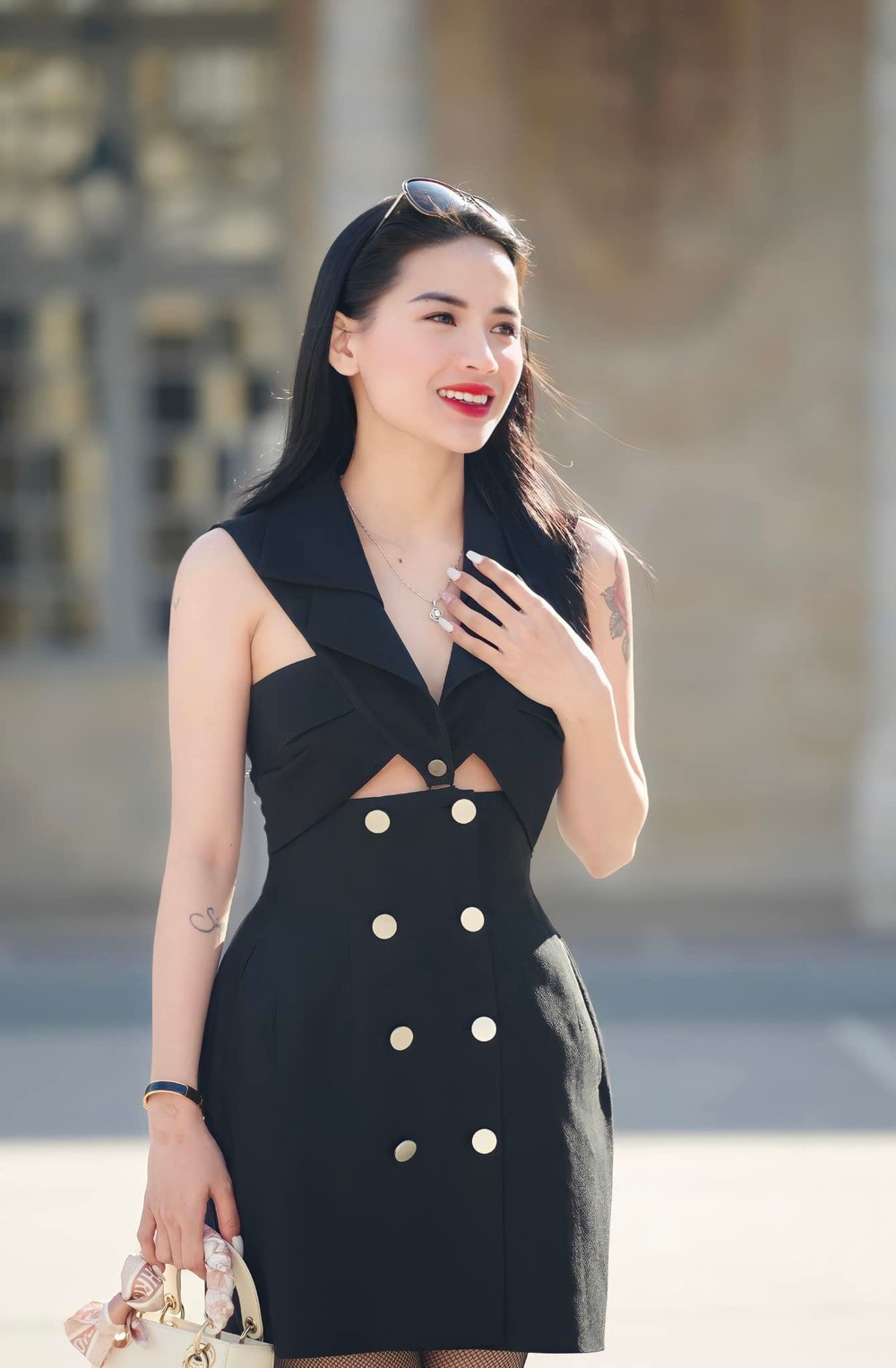 Đồng thời, nếu những ai thường xuyên theo dõi Hà Linh sẽ biết được quá khứ khổ cực của cô và không khỏi cảm phục. Trước kia, vì quá khó khăn nên cô chỉ có thể thuê phòng trọ chưa tới 10m2, mọi thiết bị quay, ghi hình còn rất hạn chế.