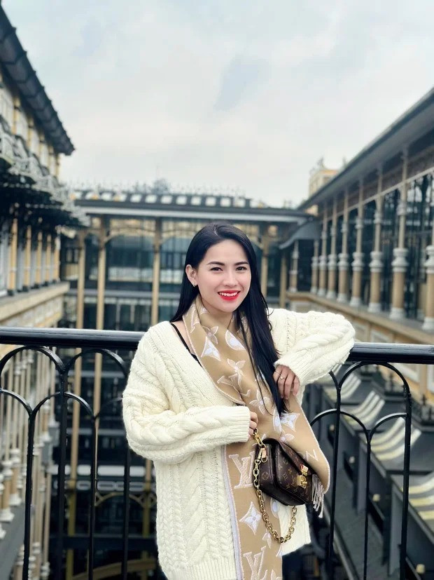 Cụ thể, "chiến thần review" này cho biết: “Mẹ ơi mẹ đi vào đây. Mẹ đi vào đây đi mẹ. Mẹ đi vào đây một tí”. Đồng thời, Hà Linh cũng giải thích hành động của mình với mọi người: “Mẹ ngồi đợi từ nãy giờ. Mẹ mình lo lắm đó mọi người ơi, mấy nay mẹ mất ngủ vì không biết mình bán hàng như vậy có được không”.