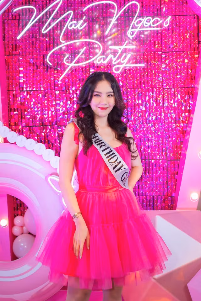  MC Mai Ngọc là một trong những BTV, MC đình đám của đài truyền hình VTV. Cô sinh năm 1990, sở hữu gương mặt khả ái, nụ cười tươi tắn cùng giọng nói cuốn hút.