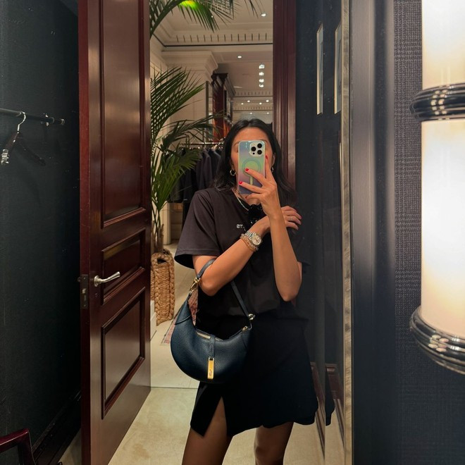 "Ngọc nữ đời đầu" chia sẻ: "Có ba loại người khi nói đến việc du lịch: những người ăn qua mỗi điểm đến, những người mua sắm đến khi nào kiệt sức, và những người vừa ăn vừa mua sắm. Bạn thuộc loại nào?".