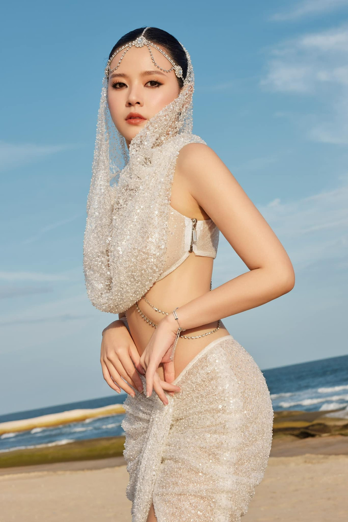 Và dù mình chọn lựa con đường theo đuổi học thuật, nhưng cuộc đời lại xô đẩy tham gia nghệ thuật và trao cho cho mình những giải thưởng tuyệt vời như Cánh Diều Vàng, Ngôi Sao Xanh, Diễn viên Châu Á xuất sắc tại Hàn Quốc. Còn gì nữa không nhỉ mình cũng không nhớ hết, ai nhớ thì giúp mình flex thêm cho ngầu nha". Nữ giảng viên Hutech cho biết thêm.