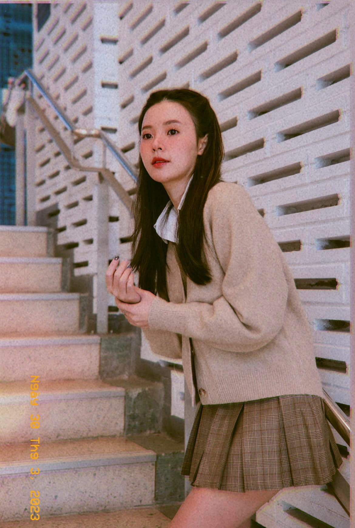 Cụ thể, dưới bài viết của Midu, netizen bình luận: "Đúng là con nhà người ta", "Quá giỏi", "Thành tích toàn thủ khoa, á khoa với giải thưởng lớn, màn flex quá chất lượng", "Profile đỉnh quá", "Chuẩn là cô gái nhà người ta nè", "Ngưỡng mộ bảng thành tích này quá", "Thế này mới là flex chứ dăm ba cái khoe nhà khoe xe thấy nhàm"...