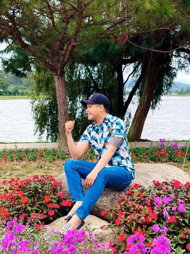 Mọi người trong bệnh viện và mẹ vợ em cũng không biết phải an ủi em làm sao. Lúc đó em sợ mất cả mẹ cả con, nhưng sau đó được bệnh viện thông báo là vợ em đã sinh con, em bé ra đời rồi mất 1 giờ sau đó...", Tấn Lợi chia sẻ khi tham gia Vợ Chồng Son.