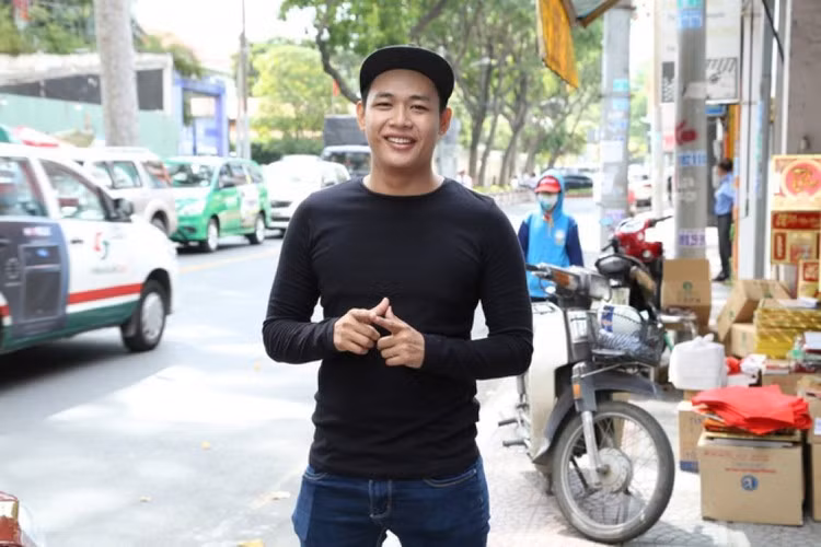 Rời xa showbiz, "hot boy trà sữa" đang có cuộc sống êm ấm bên vợ ở quê nhà.