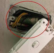 Tuy nhiên mới đây, anh quyết định lôi quỹ đen ra để sử dụng thì "sốc nặng" khi thấy các tờ tiền đều bị rách nát, không còn nguyên vẹn. Thì ra lũ chuột đã chui vào mui xe ôtô và găm nhấm số tiền trên.