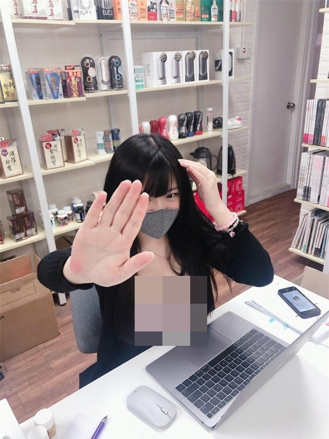 Thậm chí, ngay cả biểu cảm ban đầu là xấu hổ, lúng túng cố che đi camera khi bị chụp ảnh lén để rồi bật cười vui vẻ của cô nàng cũng khiến cho nhiều người cảm thấy rất dễ thương.